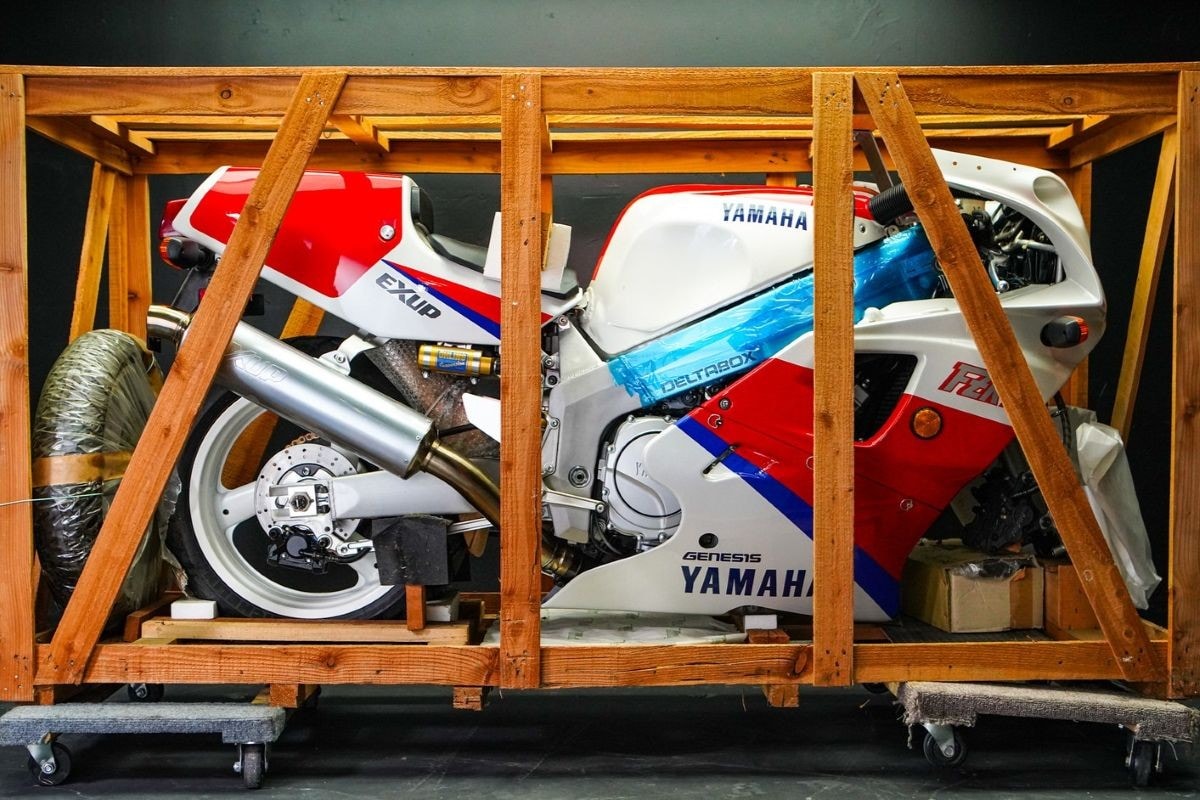 All’asta una Yamaha FZR750R OW-01 del 1990 ancora in cassa